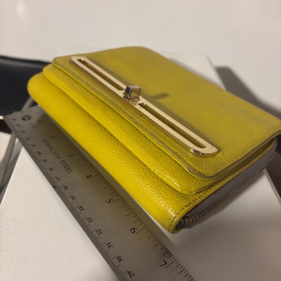 Vince Camuto Leather Crossbody Bag in yellow/gray leather. Silk lining. - Picture 8 of 10